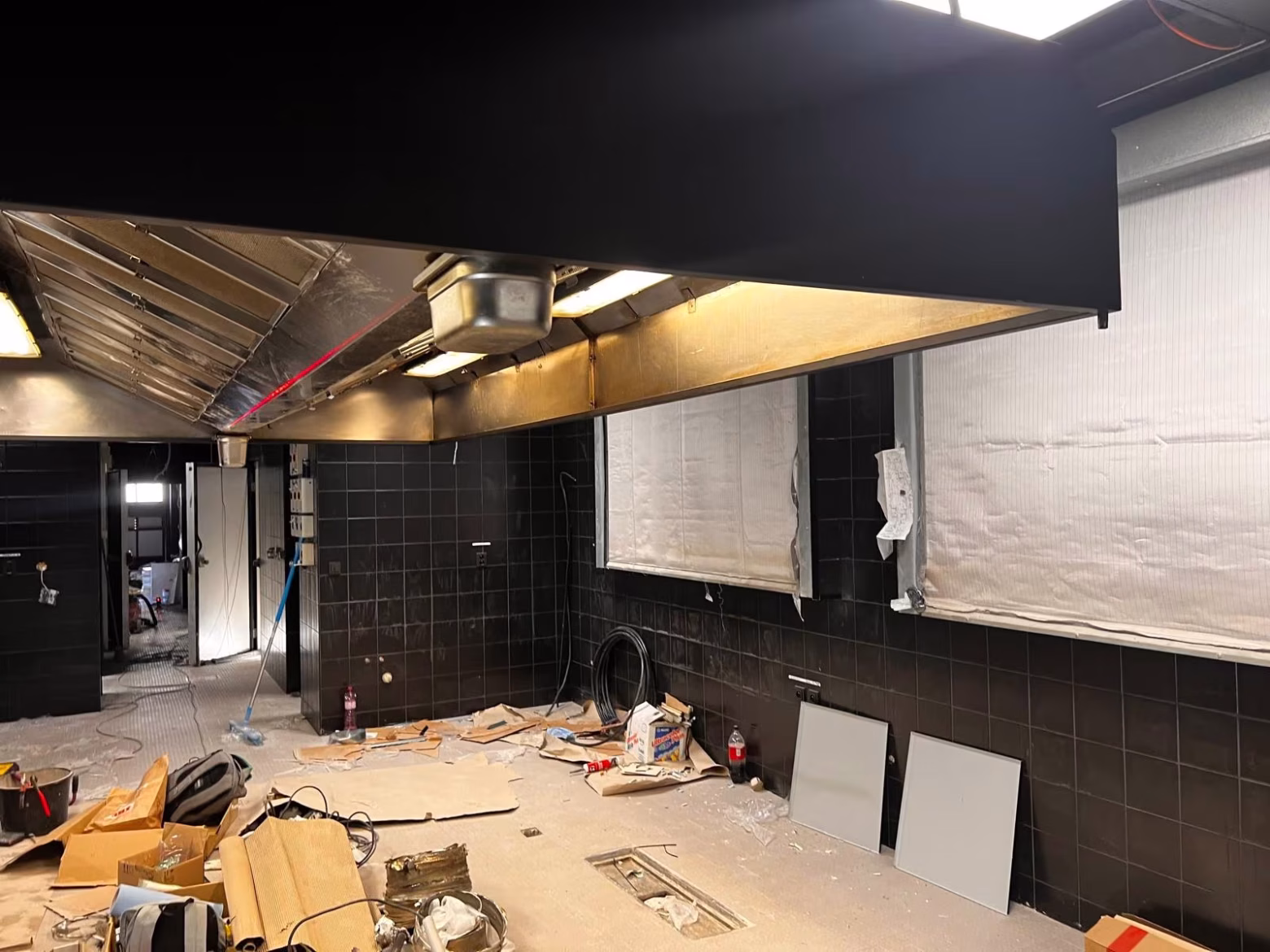 Kuchyňský provoz s digestoří během rekonstrukce Sasazu, Praha Holešovice